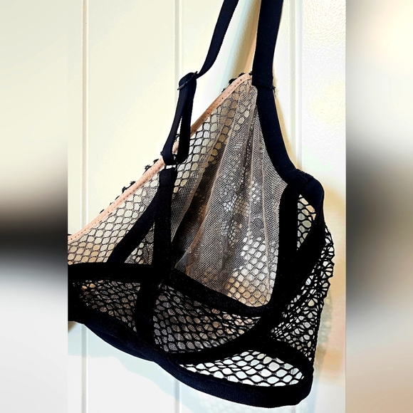 NWOT, New, neverworn, black lace/mesh underwire black bra. Size 36C. Wacoal - Picture 3 of 6